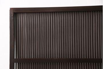 大正期の格子戸をリペア&カスタム!設置場所に合わせてリサイズ。戸車、引き手を取り付け。当店商品を参考に着色し仕上げ。(引き戸、建具)