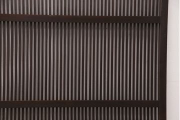 大正期の格子戸をリペア&カスタム!設置場所に合わせてリサイズ。戸車、引き手を取り付け。当店商品を参考に着色し仕上げ。(引き戸、建具)