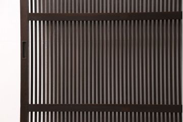 大正期の格子戸をリペア&カスタム!設置場所に合わせてリサイズ。戸車、引き手を取り付け。当店商品を参考に着色し仕上げ。(引き戸、建具)