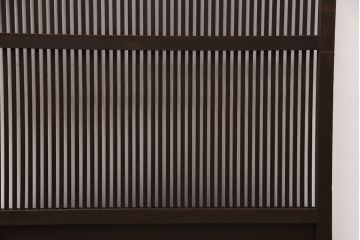 大正期の格子戸をリペア&カスタム!設置場所に合わせてリサイズ。戸車、引き手を取り付け。当店商品を参考に着色し仕上げ。(引き戸、建具)