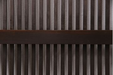 大正期の格子戸をリペア&カスタム!設置場所に合わせてリサイズ。戸車、引き手を取り付け。当店商品を参考に着色し仕上げ。(引き戸、建具)