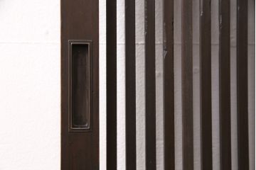 大正期の格子戸をリペア&カスタム!設置場所に合わせてリサイズ。戸車、引き手を取り付け。当店商品を参考に着色し仕上げ。(引き戸、建具)