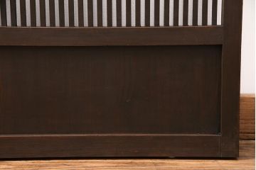 大正期の格子戸をリペア&カスタム!設置場所に合わせてリサイズ。戸車、引き手を取り付け。当店商品を参考に着色し仕上げ。(引き戸、建具)