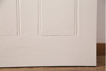 木製ドアをリペア&カスタム!設置場所に合わせてリサイズ。プレート、雨避けは取り外し、本締錠を取り付け。アンティークホワイトのペイント仕上げ。(扉、建具)