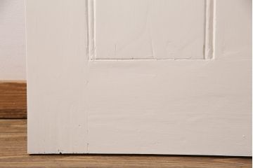 木製ドアをリペア&カスタム!設置場所に合わせてリサイズ。プレート、雨避けは取り外し、本締錠を取り付け。アンティークホワイトのペイント仕上げ。(扉、建具)