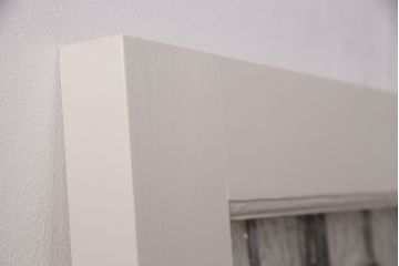木製ドアをリペア&カスタム!設置場所に合わせてリサイズ。プレート、雨避けは取り外し、本締錠を取り付け。アンティークホワイトのペイント仕上げ。(扉、建具)