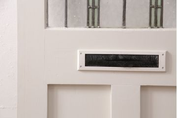 木製ドアをリペア&カスタム!設置場所に合わせてリサイズ。プレート、雨避けは取り外し、本締錠を取り付け。アンティークホワイトのペイント仕上げ。(扉、建具)