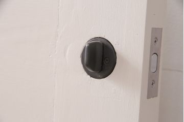 木製ドアをリペア&カスタム!設置場所に合わせてリサイズ。プレート、雨避けは取り外し、本締錠を取り付け。アンティークホワイトのペイント仕上げ。(扉、建具)
