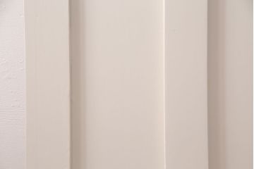 木製ドアをリペア&カスタム!設置場所に合わせてリサイズ。プレート、雨避けは取り外し、本締錠を取り付け。アンティークホワイトのペイント仕上げ。(扉、建具)