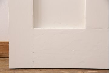 木製ドアをリペア&カスタム!設置場所に合わせてリサイズ。プレート、雨避けは取り外し、本締錠を取り付け。アンティークホワイトのペイント仕上げ。(扉、建具)