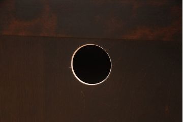 北海道民芸家具のローチェストをリペア&カスタム!引き出しをフラップダウン式扉に加工。収納内部の横板・側板取り付け。背面穴開け加工。(テレビ台、ローボード、テレビボード)