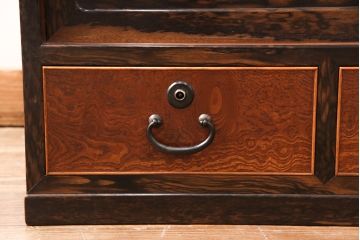 ローボードの見た目を変えずに綺麗にリペア!傷の補修を行い、その部分のみワックス仕上げ。(収納棚、引き出し、テレビ台)