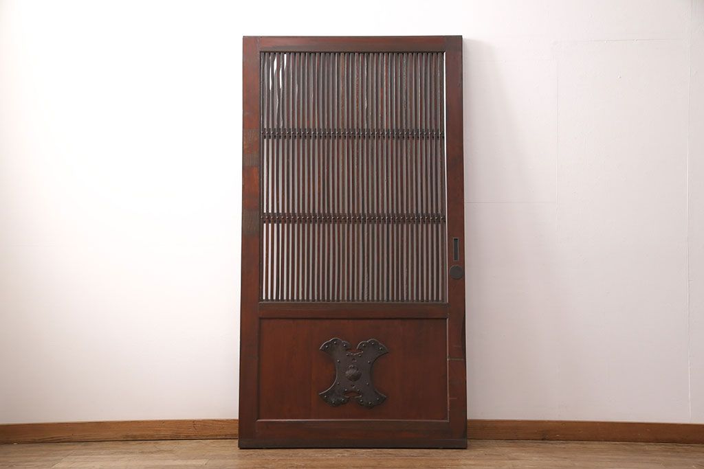 明治期の格子蔵戸をリペア&カスタム!設置場所に合わせてリサイズ。格子裏にスリガラスを入れ込み、戸車・サムターン錠、引き手を取り付け。現状の色に赤味を足した色味に着色し仕上げ。(引き戸、玄関戸、建具)