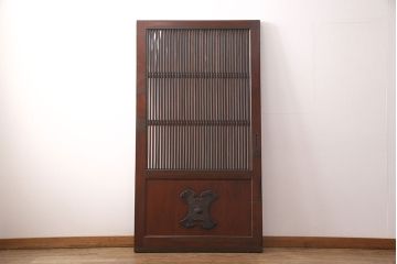 明治期の格子蔵戸をリペア&カスタム!設置場所に合わせてリサイズ。格子裏にスリガラスを入れ込み、戸車・サムターン錠、引き手を取り付け。現状の色に赤味を足した色味に着色し仕上げ。(引き戸、玄関戸、建具)