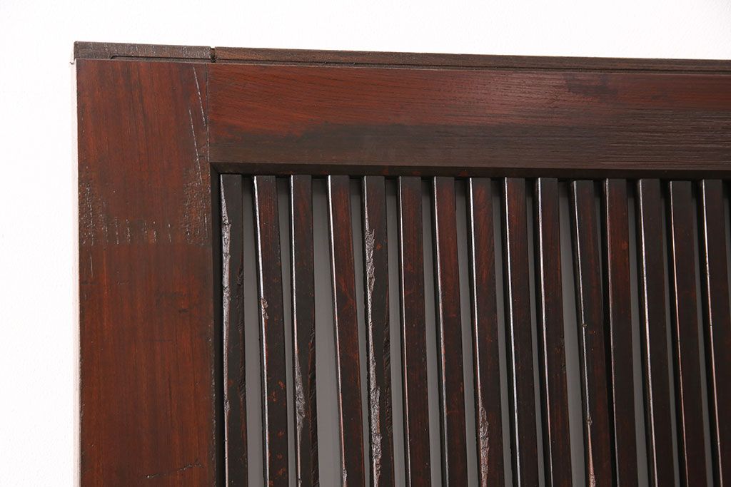 明治期の格子蔵戸をリペア&カスタム!設置場所に合わせてリサイズ。格子裏にスリガラスを入れ込み、戸車・サムターン錠、引き手を取り付け。現状の色に赤味を足した色味に着色し仕上げ。(引き戸、玄関戸、建具)