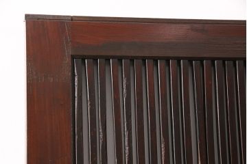 明治期の格子蔵戸をリペア&カスタム!設置場所に合わせてリサイズ。格子裏にスリガラスを入れ込み、戸車・サムターン錠、引き手を取り付け。現状の色に赤味を足した色味に着色し仕上げ。(引き戸、玄関戸、建具)