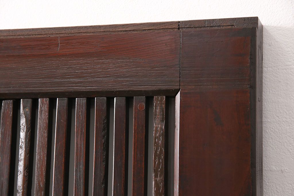 明治期の格子蔵戸をリペア&カスタム!設置場所に合わせてリサイズ。格子裏にスリガラスを入れ込み、戸車・サムターン錠、引き手を取り付け。現状の色に赤味を足した色味に着色し仕上げ。(引き戸、玄関戸、建具)