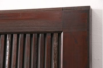 明治期の格子蔵戸をリペア&カスタム!設置場所に合わせてリサイズ。格子裏にスリガラスを入れ込み、戸車・サムターン錠、引き手を取り付け。現状の色に赤味を足した色味に着色し仕上げ。(引き戸、玄関戸、建具)