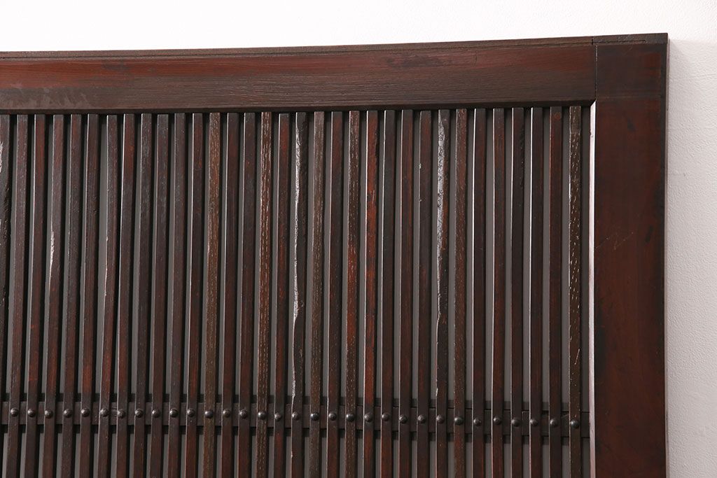 明治期の格子蔵戸をリペア&カスタム!設置場所に合わせてリサイズ。格子裏にスリガラスを入れ込み、戸車・サムターン錠、引き手を取り付け。現状の色に赤味を足した色味に着色し仕上げ。(引き戸、玄関戸、建具)