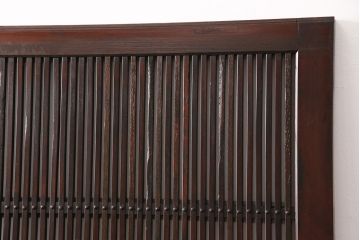 明治期の格子蔵戸をリペア&カスタム!設置場所に合わせてリサイズ。格子裏にスリガラスを入れ込み、戸車・サムターン錠、引き手を取り付け。現状の色に赤味を足した色味に着色し仕上げ。(引き戸、玄関戸、建具)