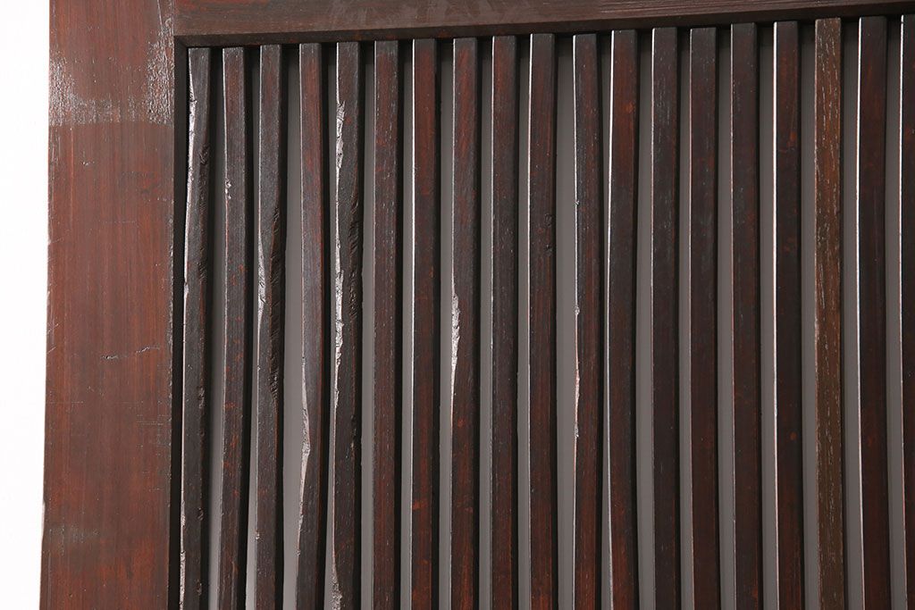 明治期の格子蔵戸をリペア&カスタム!設置場所に合わせてリサイズ。格子裏にスリガラスを入れ込み、戸車・サムターン錠、引き手を取り付け。現状の色に赤味を足した色味に着色し仕上げ。(引き戸、玄関戸、建具)