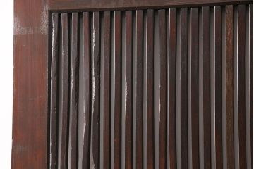 明治期の格子蔵戸をリペア&カスタム!設置場所に合わせてリサイズ。格子裏にスリガラスを入れ込み、戸車・サムターン錠、引き手を取り付け。現状の色に赤味を足した色味に着色し仕上げ。(引き戸、玄関戸、建具)