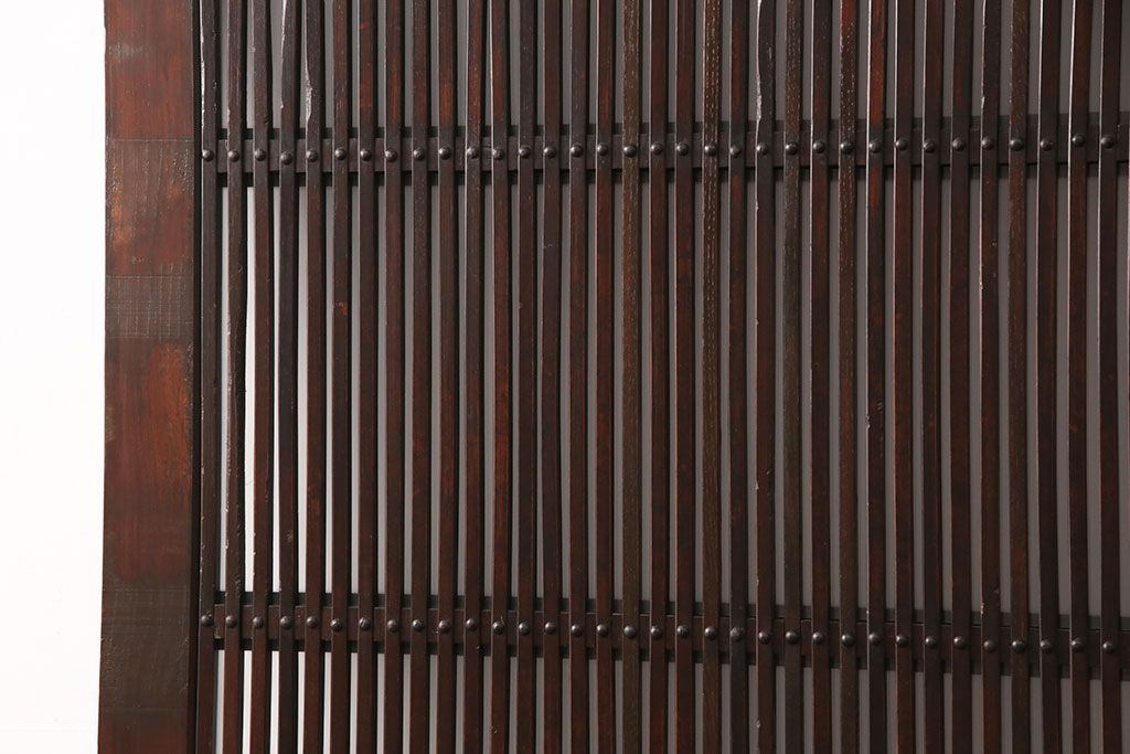 明治期の格子蔵戸をリペア&カスタム!設置場所に合わせてリサイズ。格子裏にスリガラスを入れ込み、戸車・サムターン錠、引き手を取り付け。現状の色に赤味を足した色味に着色し仕上げ。(引き戸、玄関戸、建具)