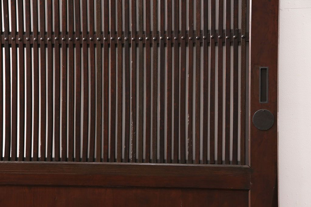 明治期の格子蔵戸をリペア&カスタム!設置場所に合わせてリサイズ。格子裏にスリガラスを入れ込み、戸車・サムターン錠、引き手を取り付け。現状の色に赤味を足した色味に着色し仕上げ。(引き戸、玄関戸、建具)