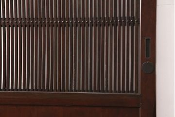 明治期の格子蔵戸をリペア&カスタム!設置場所に合わせてリサイズ。格子裏にスリガラスを入れ込み、戸車・サムターン錠、引き手を取り付け。現状の色に赤味を足した色味に着色し仕上げ。(引き戸、玄関戸、建具)