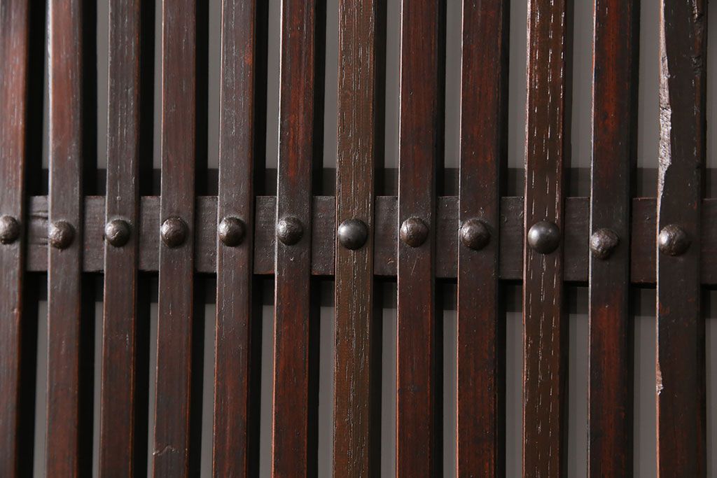 明治期の格子蔵戸をリペア&カスタム!設置場所に合わせてリサイズ。格子裏にスリガラスを入れ込み、戸車・サムターン錠、引き手を取り付け。現状の色に赤味を足した色味に着色し仕上げ。(引き戸、玄関戸、建具)