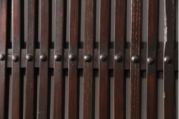 明治期の格子蔵戸をリペア&カスタム!設置場所に合わせてリサイズ。格子裏にスリガラスを入れ込み、戸車・サムターン錠、引き手を取り付け。現状の色に赤味を足した色味に着色し仕上げ。(引き戸、玄関戸、建具)