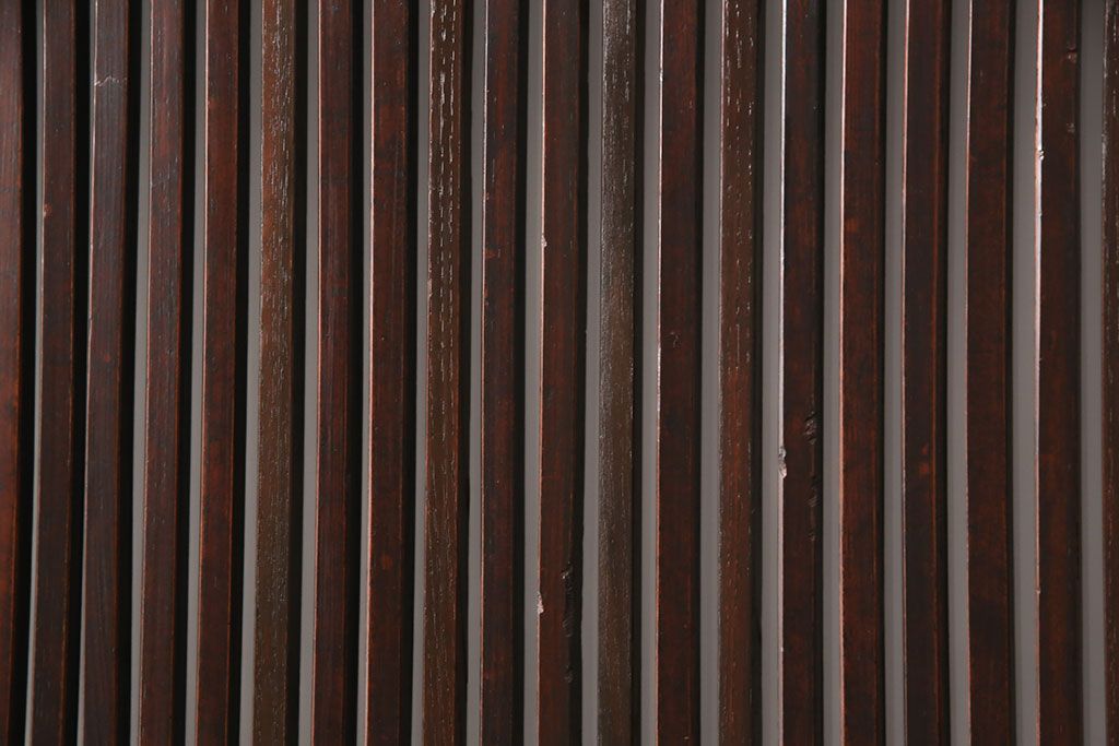 明治期の格子蔵戸をリペア&カスタム!設置場所に合わせてリサイズ。格子裏にスリガラスを入れ込み、戸車・サムターン錠、引き手を取り付け。現状の色に赤味を足した色味に着色し仕上げ。(引き戸、玄関戸、建具)