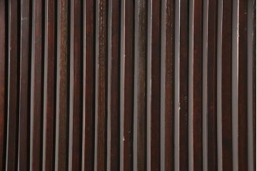 明治期の格子蔵戸をリペア&カスタム!設置場所に合わせてリサイズ。格子裏にスリガラスを入れ込み、戸車・サムターン錠、引き手を取り付け。現状の色に赤味を足した色味に着色し仕上げ。(引き戸、玄関戸、建具)