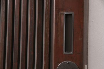 明治期の格子蔵戸をリペア&カスタム!設置場所に合わせてリサイズ。格子裏にスリガラスを入れ込み、戸車・サムターン錠、引き手を取り付け。現状の色に赤味を足した色味に着色し仕上げ。(引き戸、玄関戸、建具)