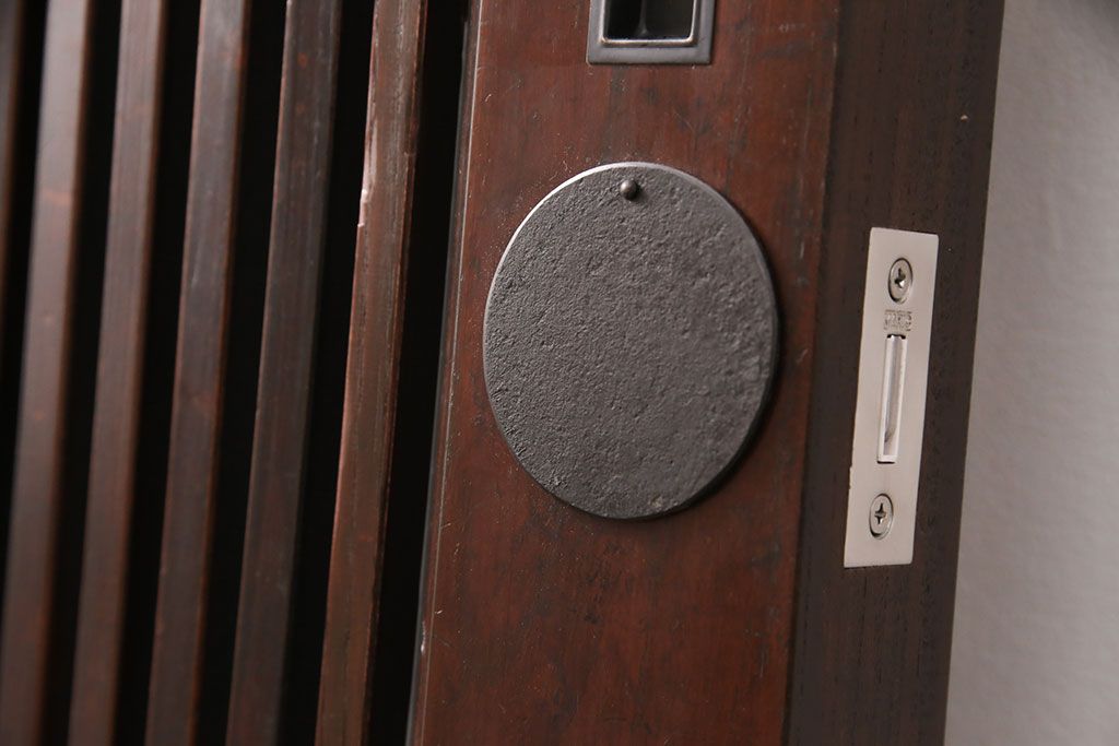 明治期の格子蔵戸をリペア&カスタム!設置場所に合わせてリサイズ。格子裏にスリガラスを入れ込み、戸車・サムターン錠、引き手を取り付け。現状の色に赤味を足した色味に着色し仕上げ。(引き戸、玄関戸、建具)