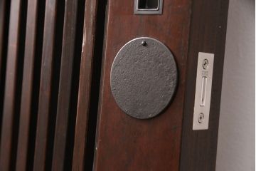 明治期の格子蔵戸をリペア&カスタム!設置場所に合わせてリサイズ。格子裏にスリガラスを入れ込み、戸車・サムターン錠、引き手を取り付け。現状の色に赤味を足した色味に着色し仕上げ。(引き戸、玄関戸、建具)