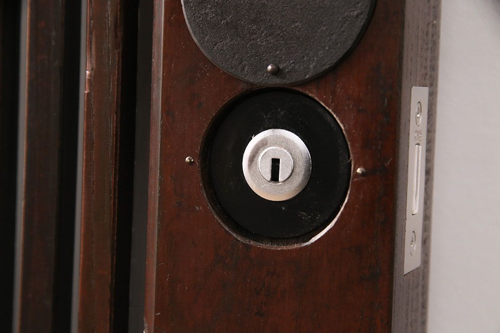 明治期の格子蔵戸をリペア&カスタム!設置場所に合わせてリサイズ。格子裏にスリガラスを入れ込み、戸車・サムターン錠、引き手を取り付け。現状の色に赤味を足した色味に着色し仕上げ。(引き戸、玄関戸、建具)