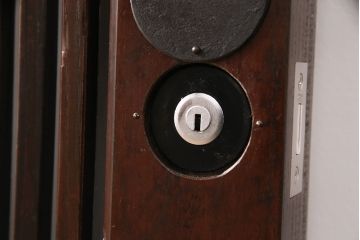 明治期の格子蔵戸をリペア&カスタム!設置場所に合わせてリサイズ。格子裏にスリガラスを入れ込み、戸車・サムターン錠、引き手を取り付け。現状の色に赤味を足した色味に着色し仕上げ。(引き戸、玄関戸、建具)