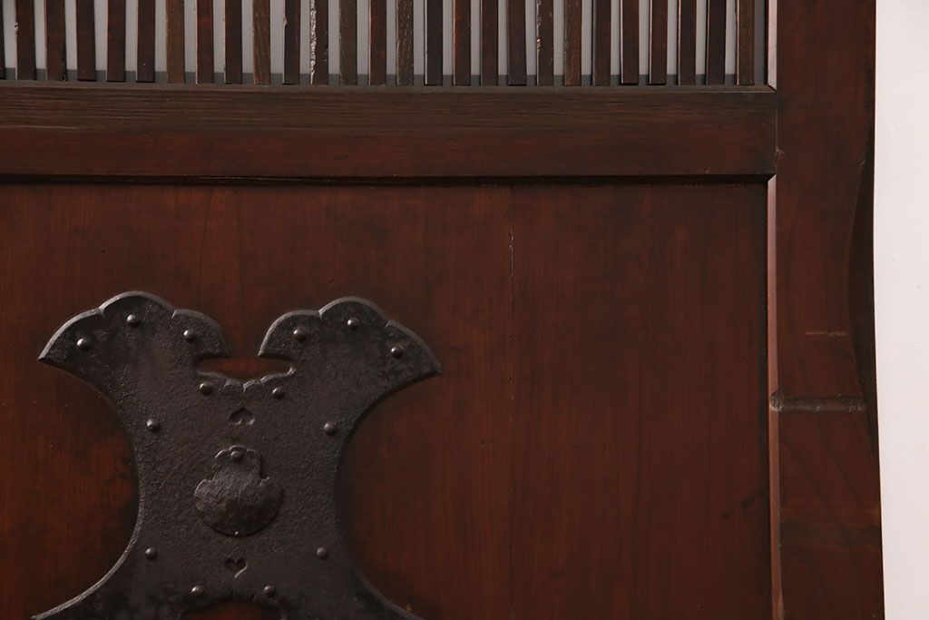 明治期の格子蔵戸をリペア&カスタム!設置場所に合わせてリサイズ。格子裏にスリガラスを入れ込み、戸車・サムターン錠、引き手を取り付け。現状の色に赤味を足した色味に着色し仕上げ。(引き戸、玄関戸、建具)