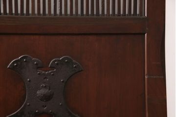 明治期の格子蔵戸をリペア&カスタム!設置場所に合わせてリサイズ。格子裏にスリガラスを入れ込み、戸車・サムターン錠、引き手を取り付け。現状の色に赤味を足した色味に着色し仕上げ。(引き戸、玄関戸、建具)