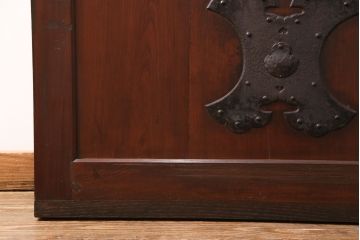 明治期の格子蔵戸をリペア&カスタム!設置場所に合わせてリサイズ。格子裏にスリガラスを入れ込み、戸車・サムターン錠、引き手を取り付け。現状の色に赤味を足した色味に着色し仕上げ。(引き戸、玄関戸、建具)