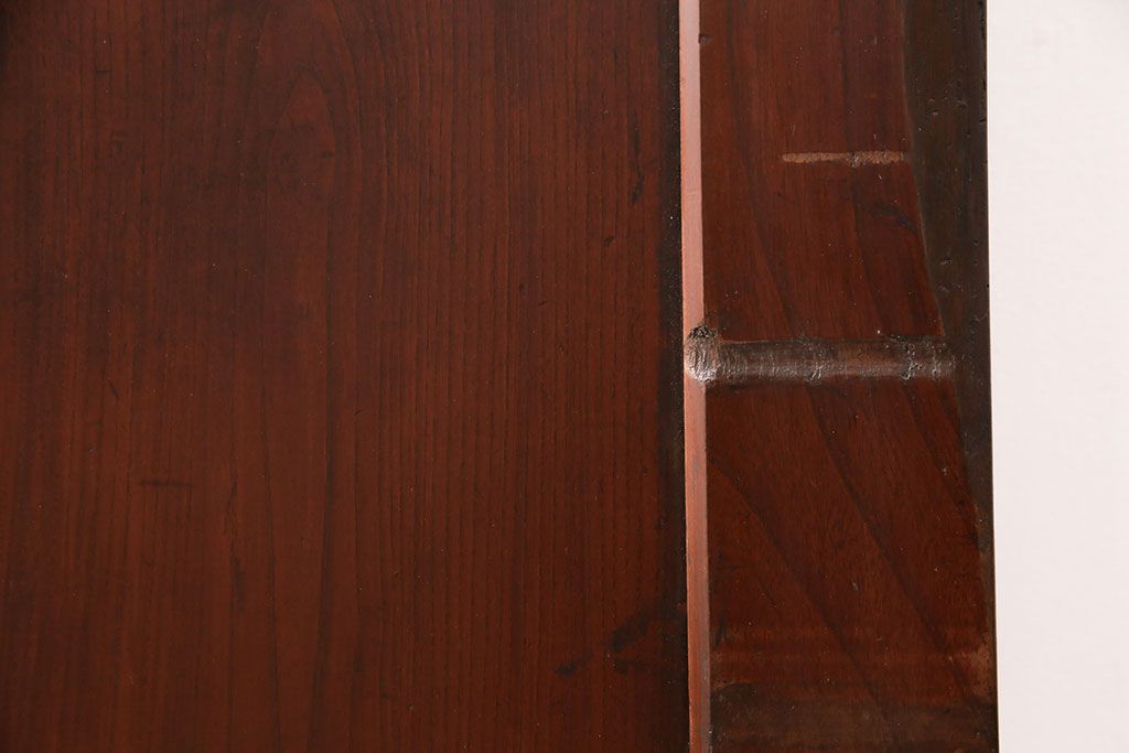 明治期の格子蔵戸をリペア&カスタム!設置場所に合わせてリサイズ。格子裏にスリガラスを入れ込み、戸車・サムターン錠、引き手を取り付け。現状の色に赤味を足した色味に着色し仕上げ。(引き戸、玄関戸、建具)