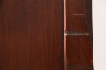 明治期の格子蔵戸をリペア&カスタム!設置場所に合わせてリサイズ。格子裏にスリガラスを入れ込み、戸車・サムターン錠、引き手を取り付け。現状の色に赤味を足した色味に着色し仕上げ。(引き戸、玄関戸、建具)