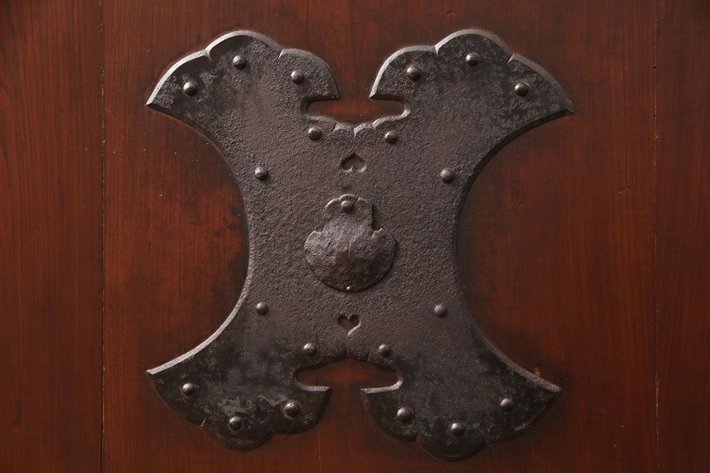 明治期の格子蔵戸をリペア&カスタム!設置場所に合わせてリサイズ。格子裏にスリガラスを入れ込み、戸車・サムターン錠、引き手を取り付け。現状の色に赤味を足した色味に着色し仕上げ。(引き戸、玄関戸、建具)