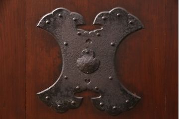 明治期の格子蔵戸をリペア&カスタム!設置場所に合わせてリサイズ。格子裏にスリガラスを入れ込み、戸車・サムターン錠、引き手を取り付け。現状の色に赤味を足した色味に着色し仕上げ。(引き戸、玄関戸、建具)