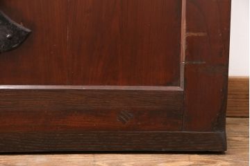 明治期の格子蔵戸をリペア&カスタム!設置場所に合わせてリサイズ。格子裏にスリガラスを入れ込み、戸車・サムターン錠、引き手を取り付け。現状の色に赤味を足した色味に着色し仕上げ。(引き戸、玄関戸、建具)