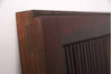 明治期の格子蔵戸をリペア&カスタム!設置場所に合わせてリサイズ。格子裏にスリガラスを入れ込み、戸車・サムターン錠、引き手を取り付け。現状の色に赤味を足した色味に着色し仕上げ。(引き戸、玄関戸、建具)