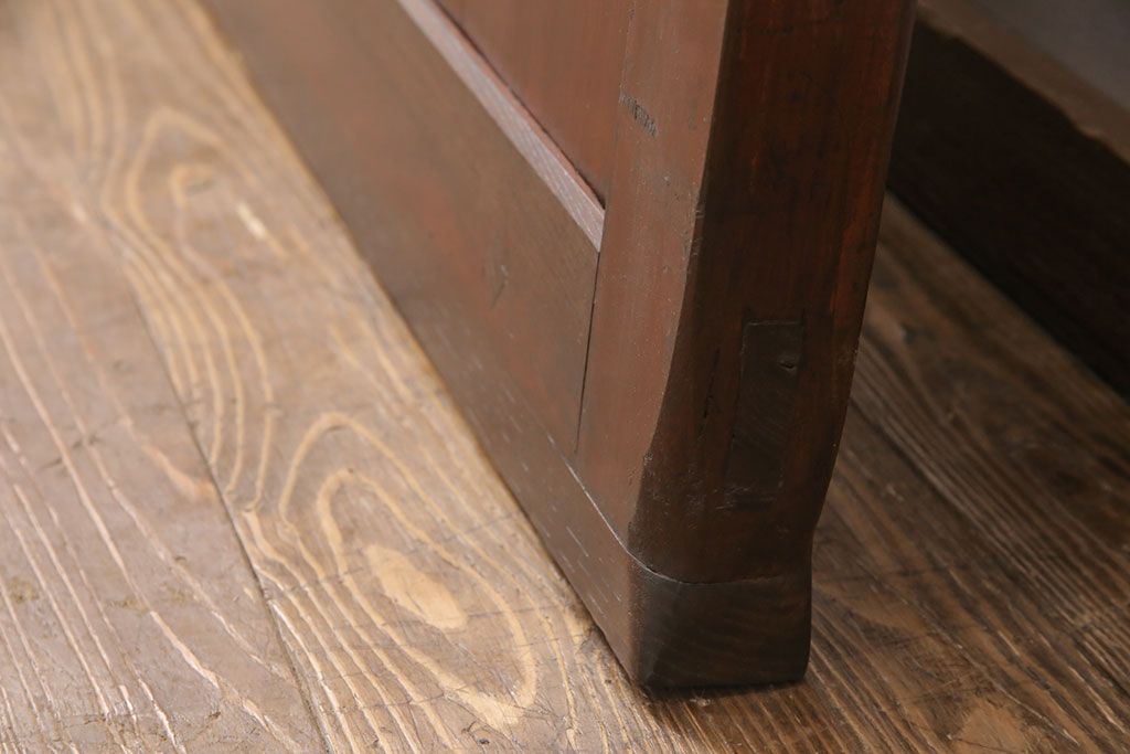 明治期の格子蔵戸をリペア&カスタム!設置場所に合わせてリサイズ。格子裏にスリガラスを入れ込み、戸車・サムターン錠、引き手を取り付け。現状の色に赤味を足した色味に着色し仕上げ。(引き戸、玄関戸、建具)