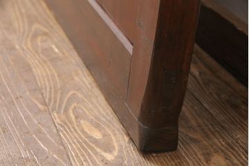 明治期の格子蔵戸をリペア&カスタム!設置場所に合わせてリサイズ。格子裏にスリガラスを入れ込み、戸車・サムターン錠、引き手を取り付け。現状の色に赤味を足した色味に着色し仕上げ。(引き戸、玄関戸、建具)