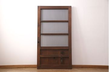 明治期の格子蔵戸をリペア&カスタム!設置場所に合わせてリサイズ。格子裏にスリガラスを入れ込み、戸車・サムターン錠、引き手を取り付け。現状の色に赤味を足した色味に着色し仕上げ。(引き戸、玄関戸、建具)